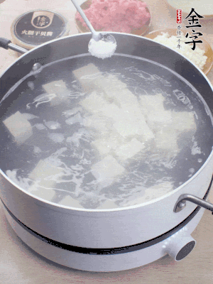豆腐切成大小均勻正方體，鍋內放水，加一點(diǎn)鹽焯水10秒。