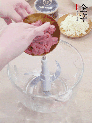 牛肉攪成牛肉泥。