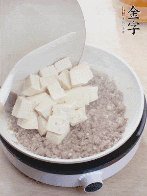 放豆腐翻拌均勻，倒料汁燜煮。