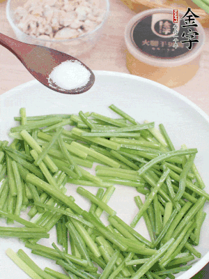 起鍋熱油，下韭菜苔炒至變色。加少許鹽。