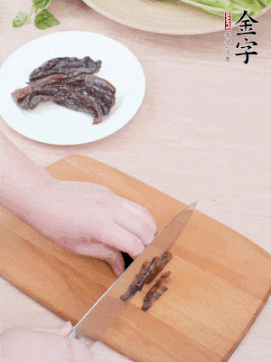 金字醬油肉下鍋煮10分鐘，切薄片。