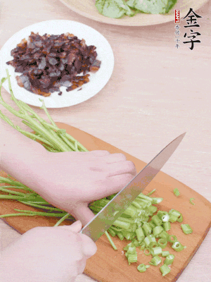 空心菜摘掉葉子，菜梗切成丁。