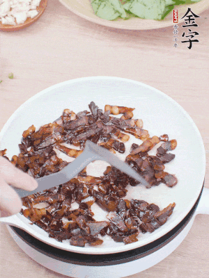 起鍋熱油，煸香醬油肉，撥拉到一邊。