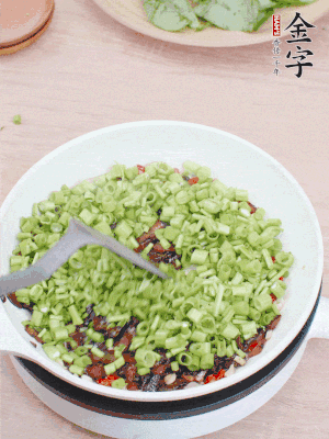 下菜梗翻炒，混合醬油肉。