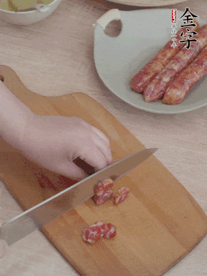 香腸切片。（圓片一點(diǎn)，不用很斜）