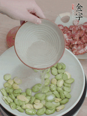 鍋中少油，下蠶豆略炒，加1/2勺鹽、一點(diǎn)糖、少許水炒勻。