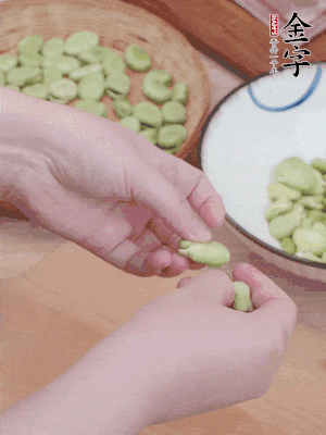 蠶豆剝殼，去掉豆衣，切碎。