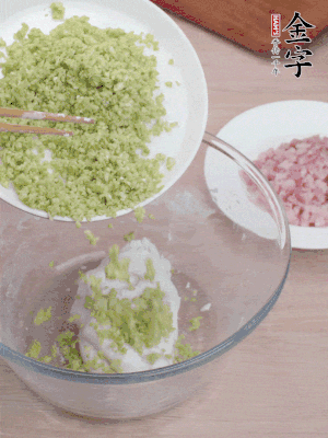 糯米粉邊揉邊加水，成團后揉進(jìn)蠶豆、咸肉。