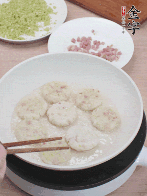 鍋中涼油，慢煎至兩面有脆殼。（油可以多一點(diǎn)）