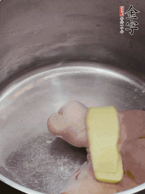 撈出洗凈后，加蔥姜、黃酒二遍焯水。