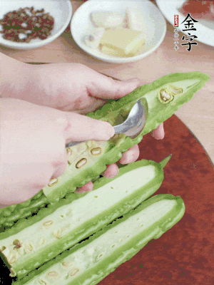 苦瓜去籽切薄片，一點(diǎn)鹽拌勻，10分鐘后沖洗控干。香蔥切蔥花、姜切末、蒜拍碎、干辣椒切圈。