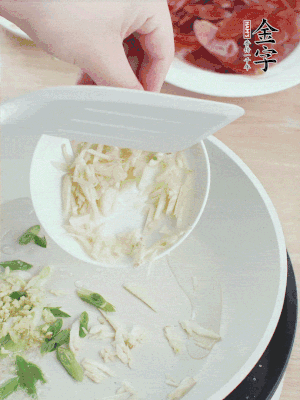 油4成熱，下蔥姜蒜、干辣椒、花椒煸出香味。