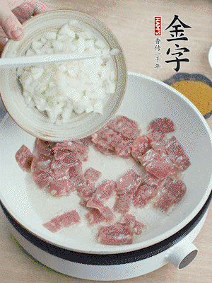依次下洋蔥、紅菜椒、豌豆粒、玉米粒翻炒均勻。