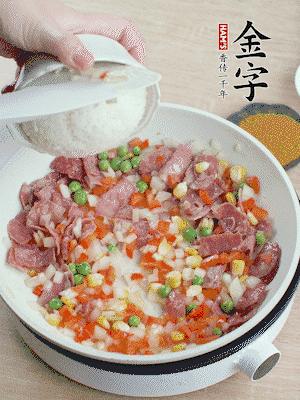 放米飯炒至顆粒分明。