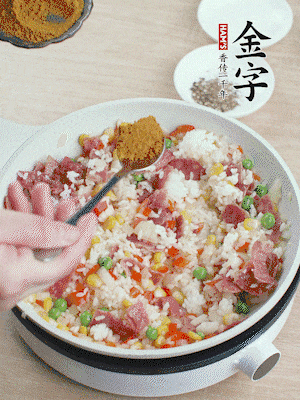 1勺咖喱粉、1/2勺鹽，少許黑胡椒碎炒均。