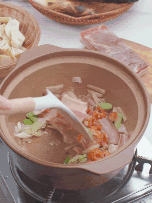 砂鍋中倒入油，放入姜片、蔥段、咸肉、海米炒出香味。