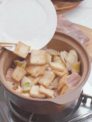 依次下春筍、豆腐，開(kāi)水沒(méi)過(guò)食材。