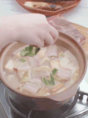 一小撮鹽、糖、雞精調味，最后撒點(diǎn)蒜葉點(diǎn)綴。
