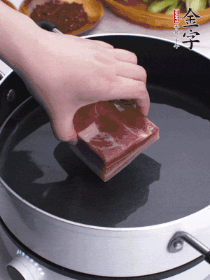 金字淡咸肉冷水入鍋煮15分鐘。