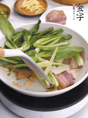 下小青菜翻炒，菜梆子變軟時(shí)，撒一點(diǎn)鹽、雞精調味。