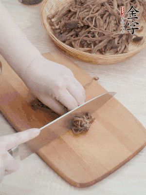 干茶樹(shù)菇浸泡過(guò)夜，去老根焯水，擠干水份。
