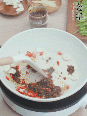熱鍋涼油，姜蒜、辣椒、金字火腿xo醬炒香。