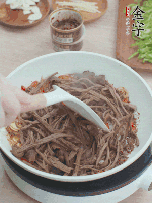 下茶樹(shù)菇煸炒4分鐘。