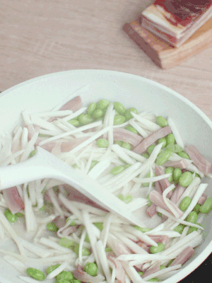 下茭白絲、青豆翻炒。