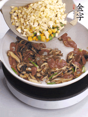 鍋里熱油，爆香蔥白，下香腸片炒至微微出油，加時(shí)蔬粒、香菇粒、春筍粒翻炒均勻。