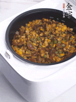 電飯煲按煮飯鍵，出鍋撒蔥花。
