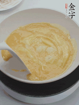 2個(gè)雞蛋炒散。
