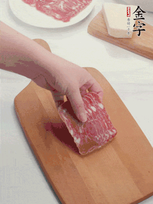 金字培根火腿改刀切小片；白洋蔥切??；新鮮豌豆剝殼。