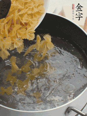蝴蝶面加橄欖油煮熟；豌豆焯水30秒。