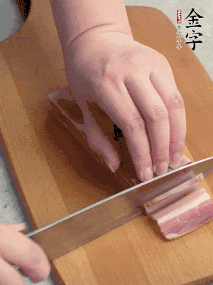 百合切去頭尾，分開(kāi)洗凈;咸肉切薄片。