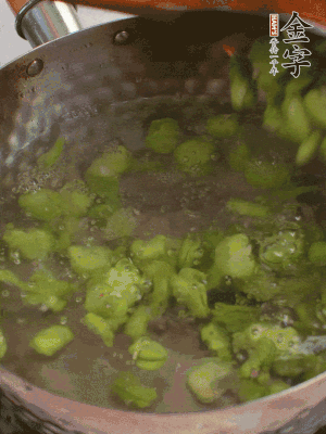 鍋中水沸，放一撮鹽，下蠶豆豆瓣焯3分鐘，下百合，3秒撈出，一起撈出瀝水。