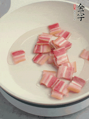 鍋中少許油，金字淡咸肉煸香。