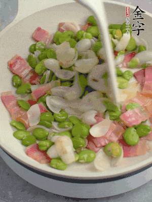 放蠶豆豆瓣、百合炒勻。