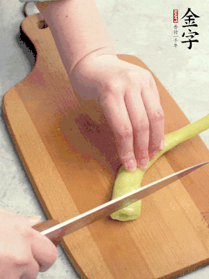 蔥切段，姜切絲，辣椒斜切成塊。