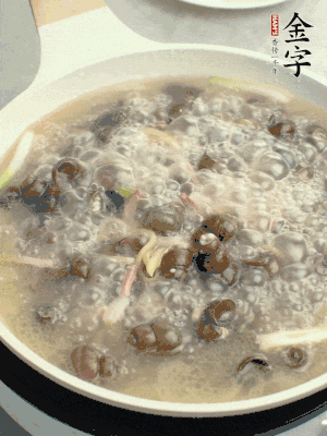 放辣椒，加一點(diǎn)鹽、糖，大火翻炒。