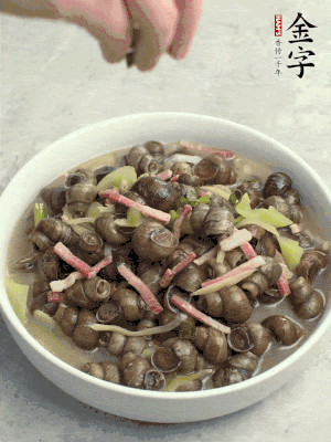 出鍋，撒點(diǎn)蔥花。