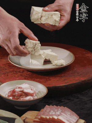 一塊老豆腐掰成大塊。