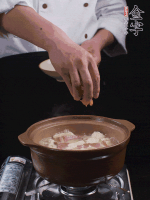 下蝦仁干，煮5分鐘。撒蒜葉，煮1分鐘。