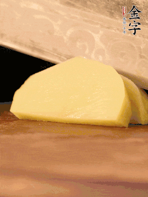 土豆去皮切丁。水開(kāi)后，放入鍋中煮2-3分鐘，撈出瀝干水分。