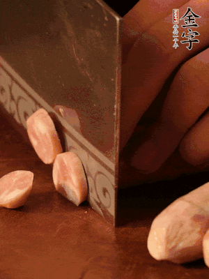 金字烤腸切圓片。
