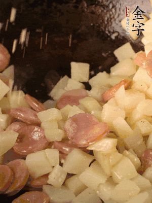 再放烤腸片煎熟。撒點(diǎn)鹽、孜然粉、辣椒面。