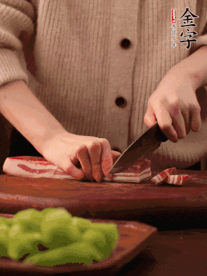 金字淡咸肉切片，冷水入鍋，加姜片、料酒略焯水。同步，五花肉切塊焯水。