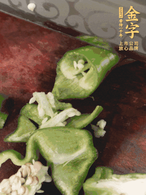 辣椒洗凈斜切成段，蒜切片。
