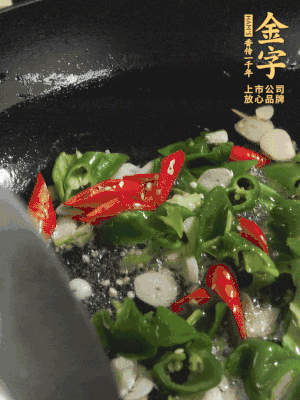 起鍋燒油，加辣椒、蒜片大火翻炒出香味。