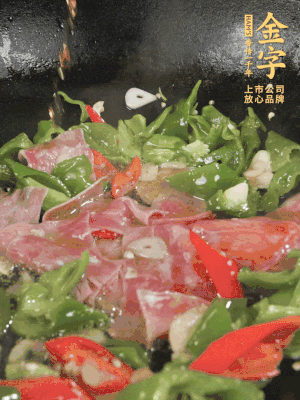 再下蒸炒火腿煸炒，加少許白糖提鮮。