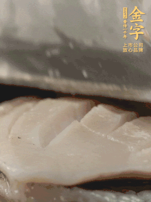 鮑魚(yú)用勺子撬出來(lái)，去掉內臟和牙齒，加面粉、白醋、鹽、啤酒抓一下，清水洗凈，切花刀。